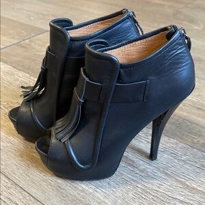 Y2K LAMB by Gwen Stefani Black Leather Peep-Toe High Heel Ankle Boots w Fringe